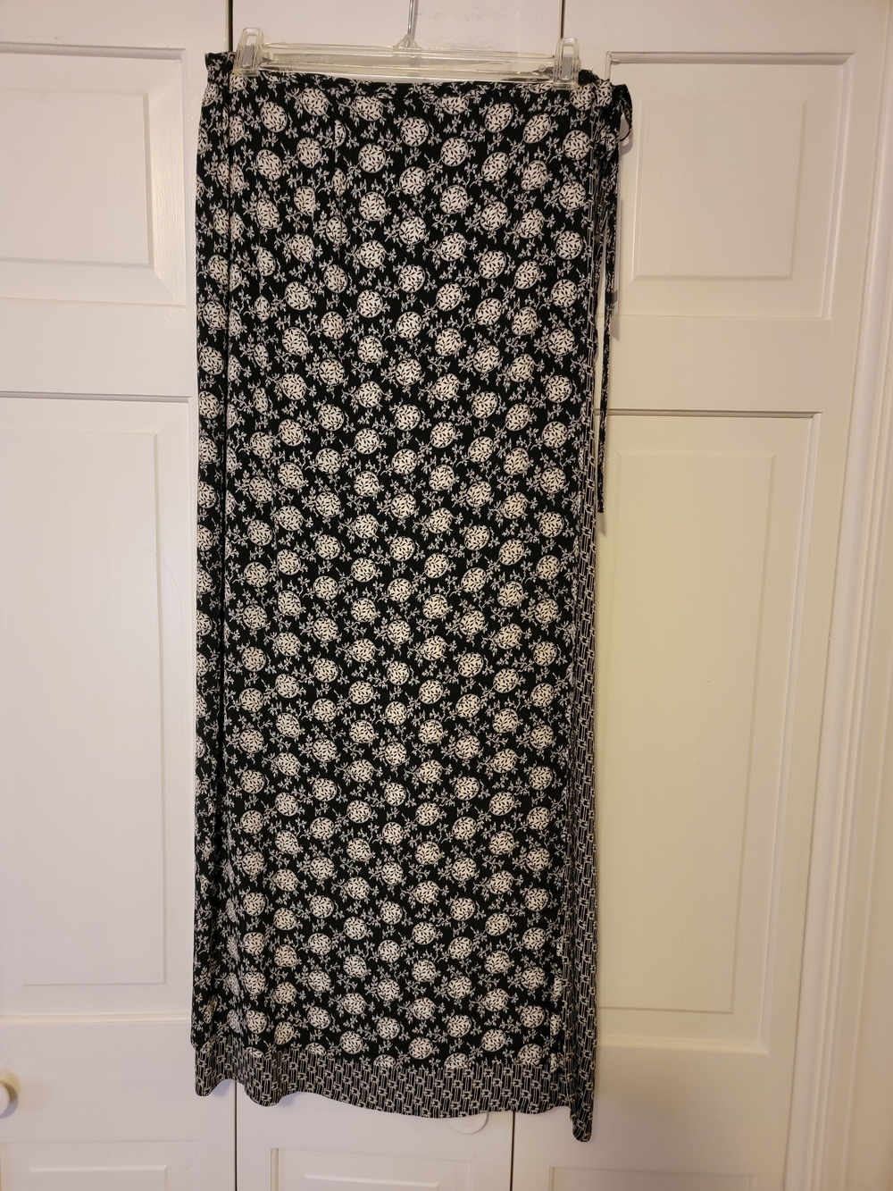 Karen Kane Black and White Floral Wrap Style Maxi Skirt Size L NWT